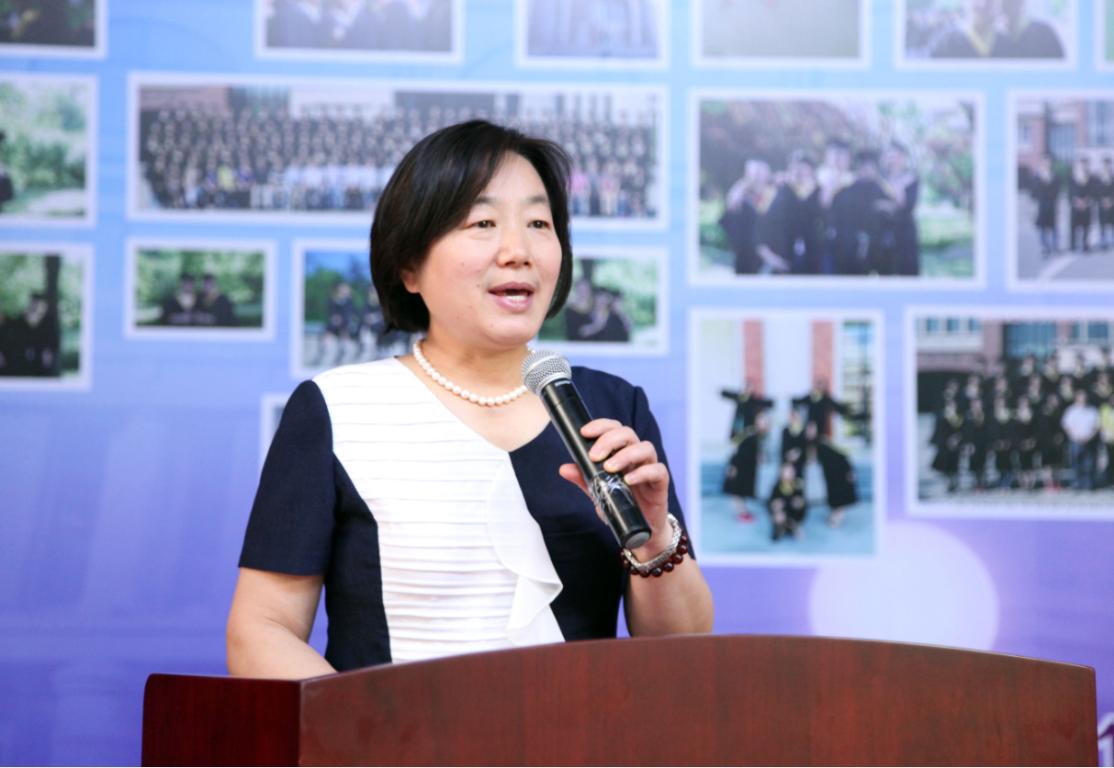 公司党总支书记冯慧春致毕业典礼辞